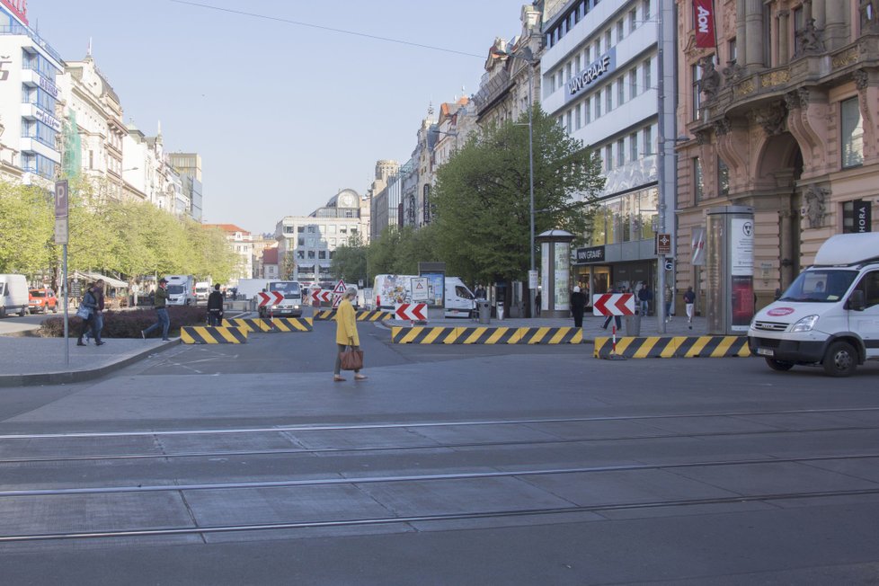 na řadě míst v centru Prahy jsou protiteroristické zábrany umísťovány opakovaně v období svátků