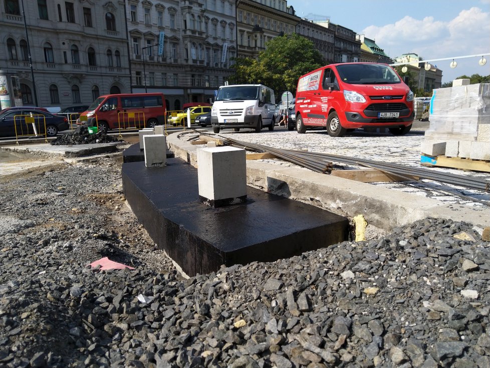 Pokud má betonová (kamenná) kostka fungovat jako protiteroristická zábrana, potřebuje základ jako kráva