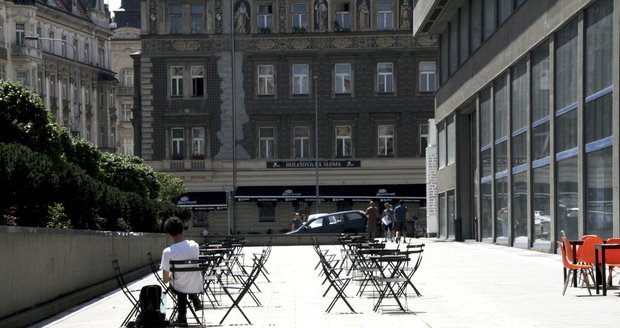 Pražské židle & stolky letos najdete téměř na 40 místech.
