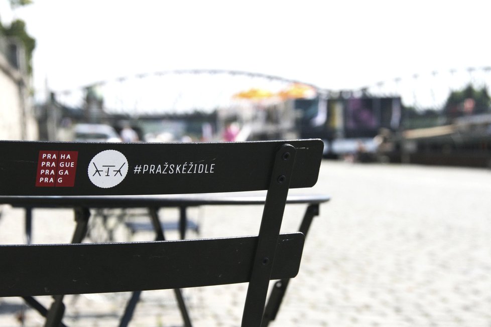 Pražské židle & stolky letos najdete téměř na 40 místech.