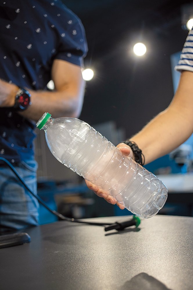 Zvyšováním tlaku dochází k zahřátí vzduchu uvnitř lahve a líh se začne ještě více odpařovat. Jakmile ale víčko odletí, tlak klesne a obsah lahve bleskurychle zchladne – dojde ke kondenzaci par a mlha je na světě