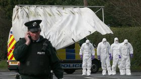 Policejní vyšetřování na místě útoku v Severním Irsku, při kterém zemřeli dva britští vojáci