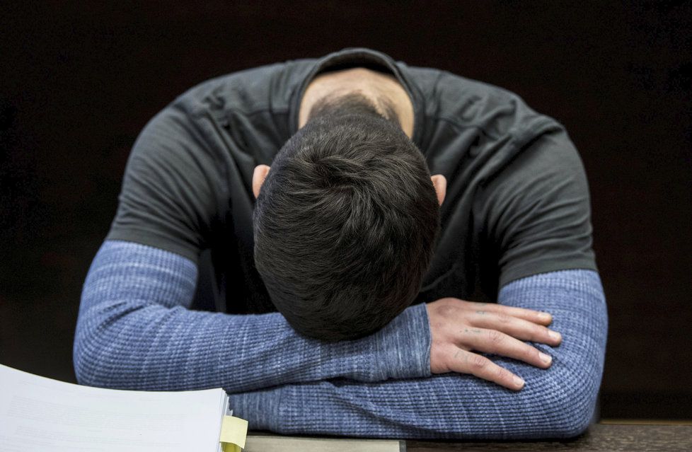 Iráčan Ali B. u německého soudu, kde čelí obvinění z vraždy a znásilnění 14leté dívky (12. 3. 2019)
