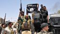 Iracká armáda s ukořistěnou vlajkou ISILu