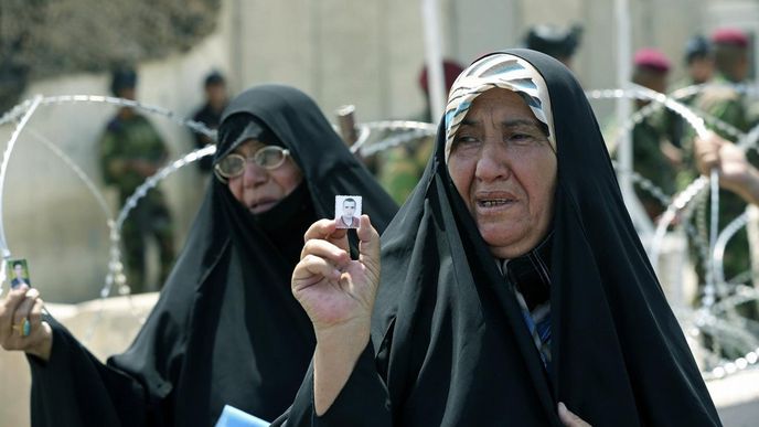 Irácké ženy s fotkami svých zmizelých synů protestují před parlamentem v Baghdádu