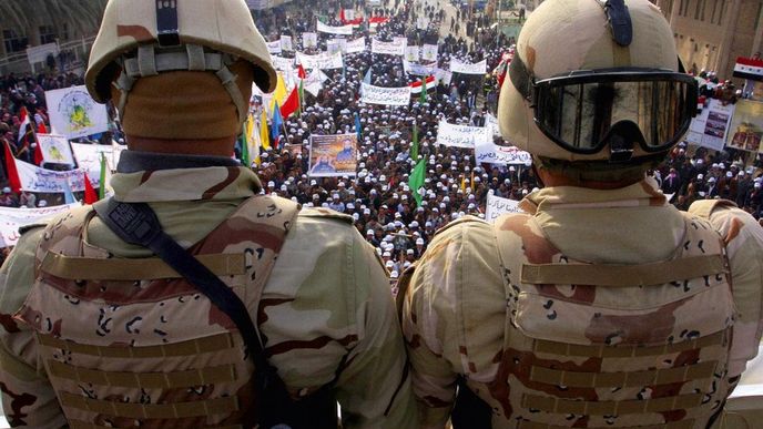 Iráčtí vojáci sledují demonstranty ve Fallúdž
