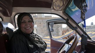 Sama mezi muži: Omzina, jediná taxikářka v násílím ovládaném Bagdádu