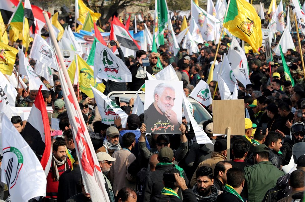 Desetitisíce rozhořčených lidí se sešly v Bagdádu na smutečním průvodu za velitele íránských jednotek Kuds Kásema Solejmáního. (4.1.2020)