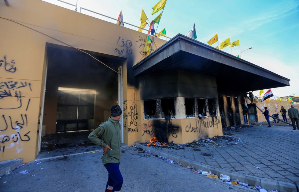 Do areálu amerického velvyslanectví v irácké metropoli Bagdádu dopadly tři rakety.