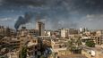 Bagdád, v pozadí kouř z exploze sebevražedného atentátníka