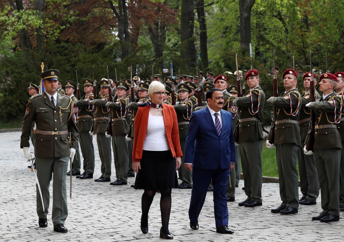 Irácký ministr obrany Irfan Hijalí přijel do Prahy jednat o vzájemné spolupráci. Na snímku v doprovodu ministryně obrany v demisi Karly Šlechtové (23.4.2018).