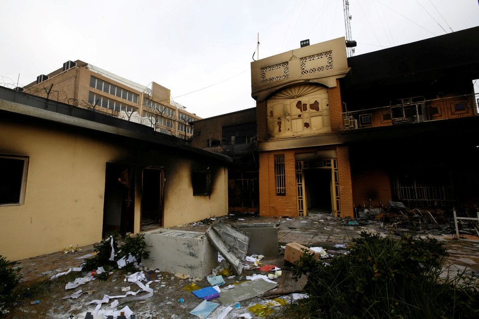 Demonstranti zapálili budovu íránského konzulátu. 