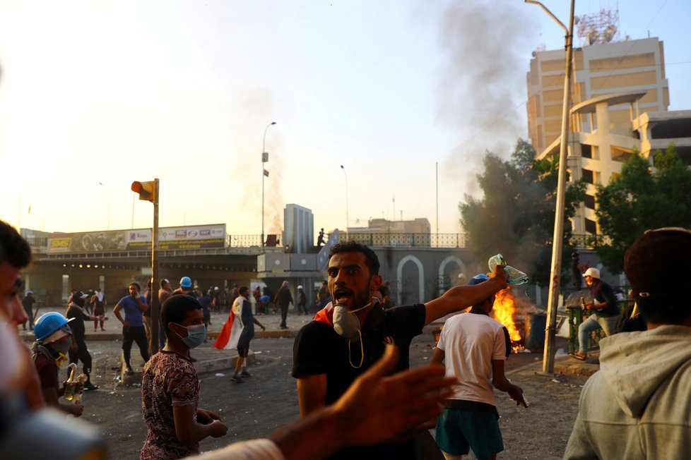 Čtyři mrtvé a přes 100 zraněných si vyžádaly sobotní střety iráckých bezpečnostních složek s protivládními demonstranty v Bagdádu.