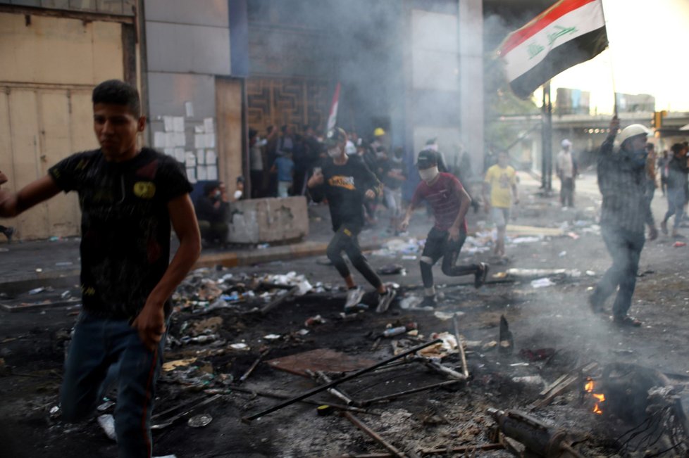 Čtyři mrtvé a přes 100 zraněných si vyžádaly sobotní střety iráckých bezpečnostních složek s protivládními demonstranty v Bagdádu.