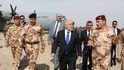 Irácký premiér Habádí při návštěvě Mosulu, v pozadí americký letoun.