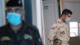 Vojáci nosí roušky na hranici Iráku a Íránu