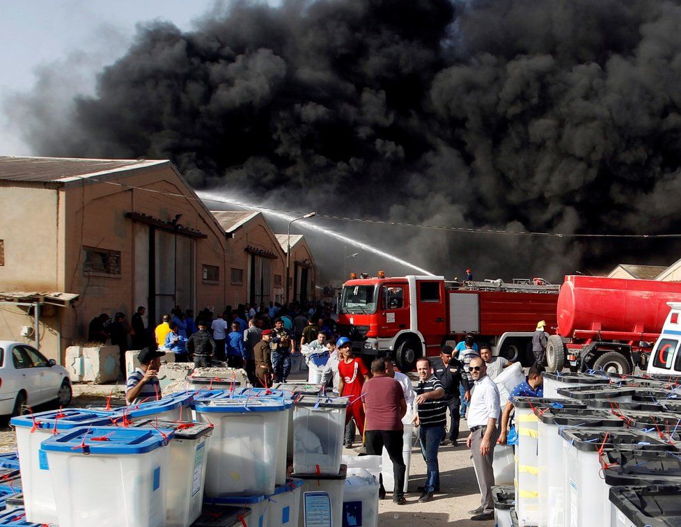 Hasiči bojují s požárem skladu volebních lístků v Bagdádu.