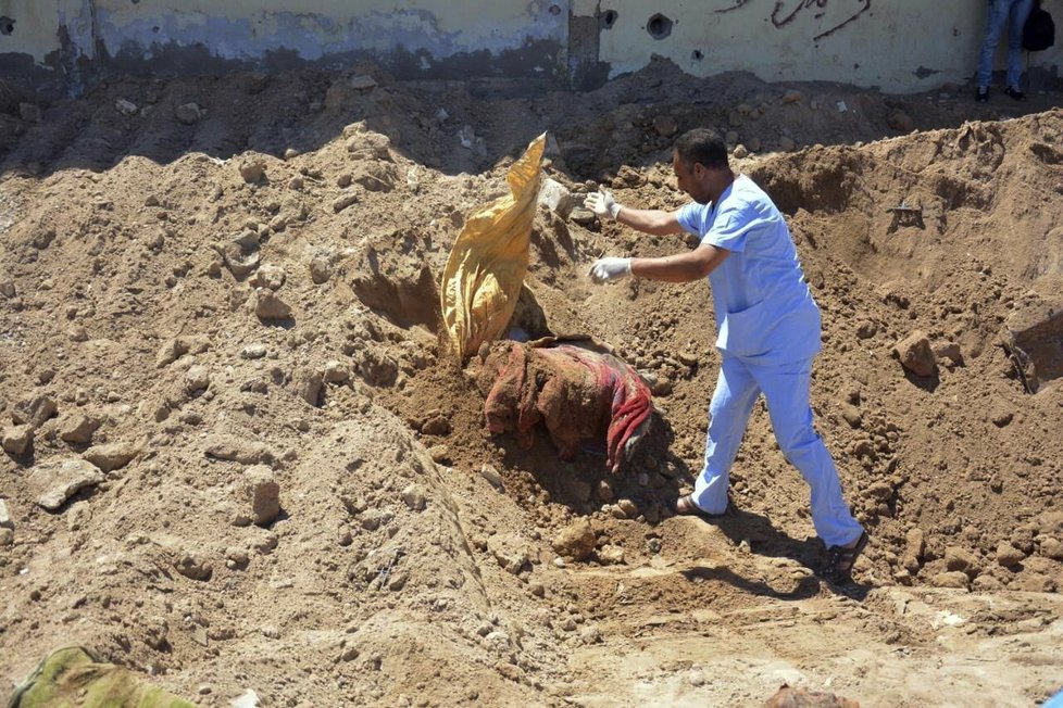 V Iráckém Ramádí objevili desítky masových hrobů.