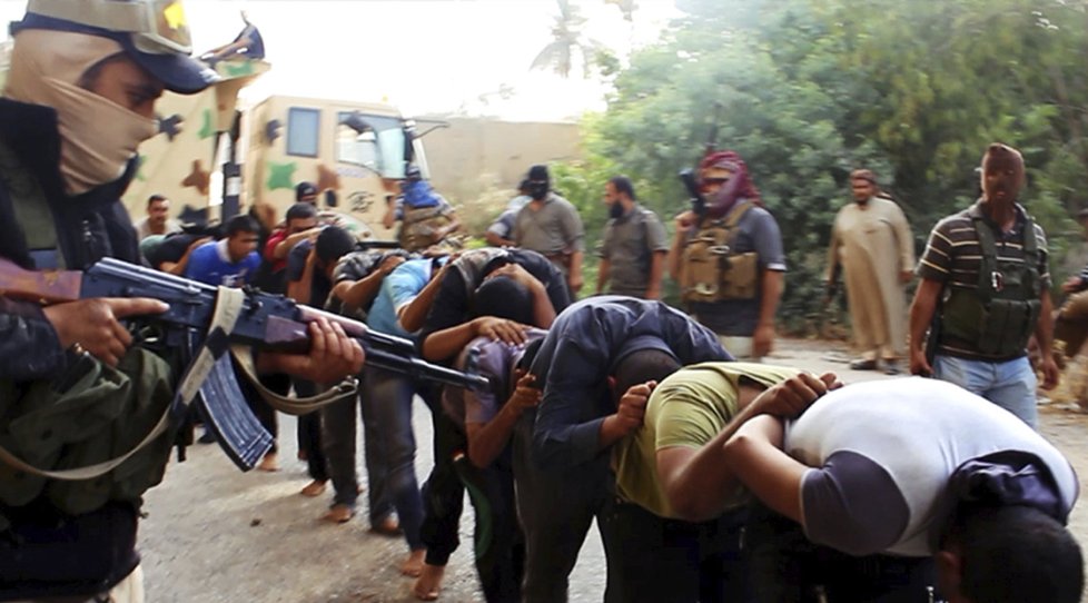 Zajatci ozbrojenců, kteří se zmocnili důležitých měst Tikrít a Mosul a vytáhli na Bagdád