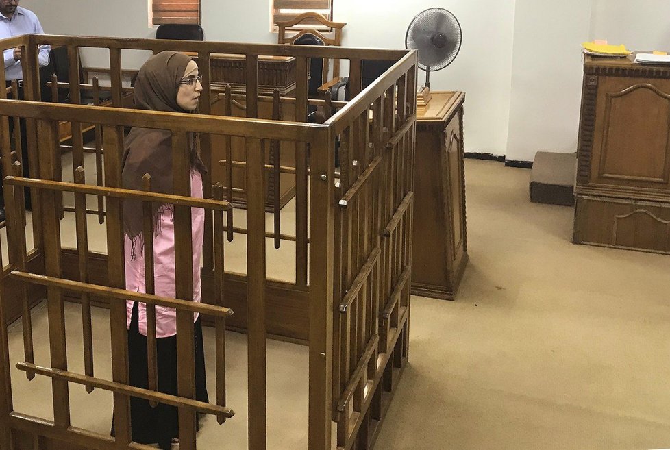 Francouzka Džamila Boutoutaová před bagdádským soudem.