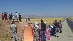 Jazidská rodina uprchla z města do hor Sindžáru a pak se jim podařilo uprchnout do kurdské provincie Dahúk.