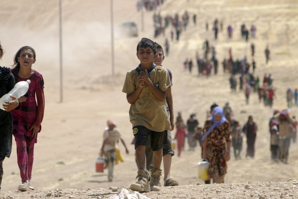 Jezídové se musejí přesouvat po poušti bez vody a jídla.