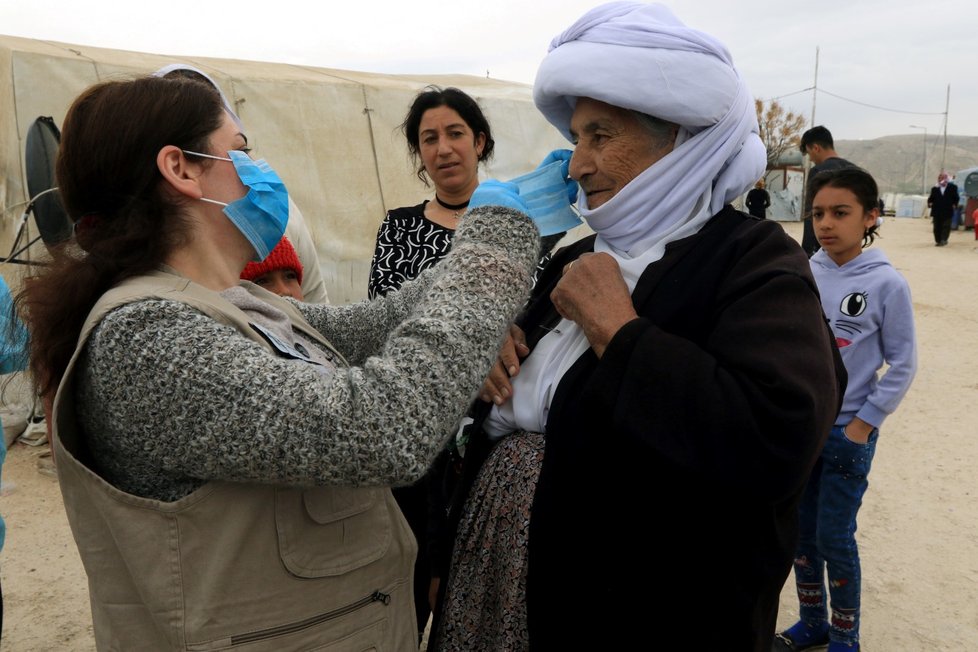 Obyvatelé Iráku si nasazují ochranné roušky