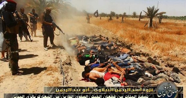 Islamisté si udělali ze základny popraviště: V masových hrobech pohřbili 400 těl