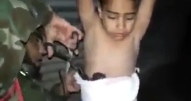 Islamisté připevnili pás s výbušninou na malého chlapce (7), ukazuje video
