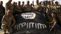 Iráčtí vojáci s ukořistěnou vlajkou Islámského státu