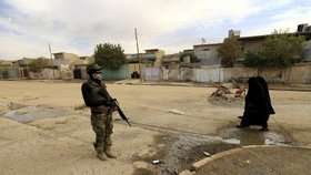 Iráčtí vojáci u Mosulu v boji s Islámským státem