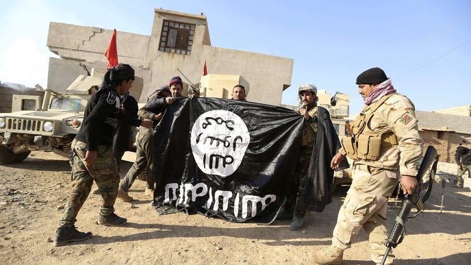 Iráčtí vojáci u Mosulu v boji s Islámským státem: Radost z ukořistěné vlajky ISIS