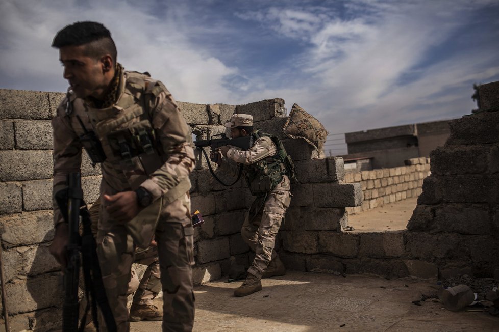 Iráčtí vojáci u Mosulu v boji s Islámským státem