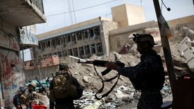 Irácká armáda dobývá Mosul z rukou islamistů.