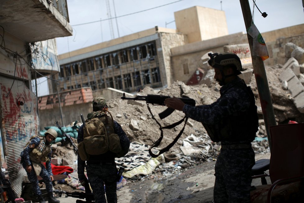 Irácká armáda dobývá Mosul z rukou islamistů.