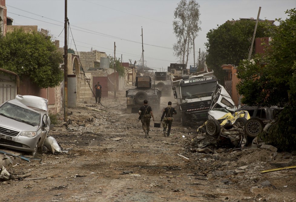 Irácká armáda dobývá Mosul z rukou islamistů.