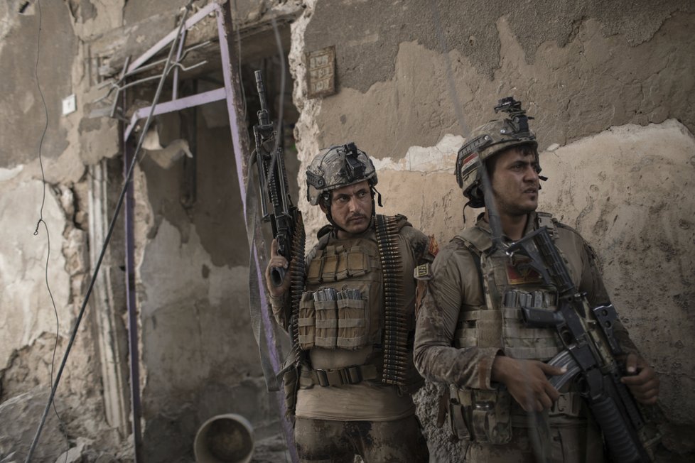 Irácká armáda postupně z rukou islamistů dobývá město Mosul, místní obyvatelé před boji prchají.