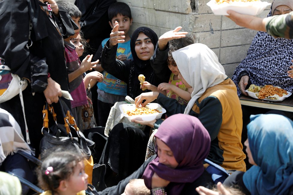 Irácká armáda postupně z rukou islamistů dobývá město Mosul, místní obyvatelé před boji prchají.