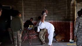 Snímky údajného mučení pořídil irácký fotograf Ali Arkady.