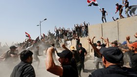 Stovky příznivců šíitského duchovního Muktady Sadra pronikly do iráckého parlamentu. (30.7.2022)