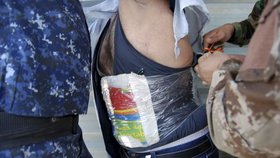 Ostatní policisté zadrženému útočníkovi roztrhli košili, pod kterou našli pás výbušnin přímo na těle teroristy.