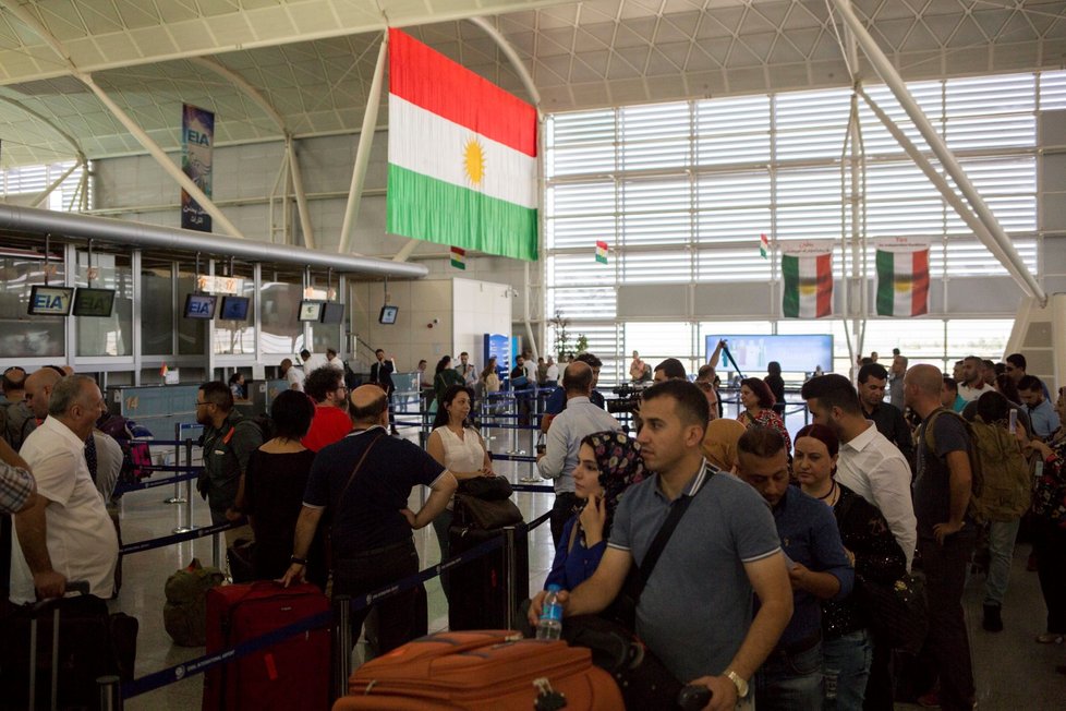 Letiště v posledních hodinách zaznamenala zvýšený počet lidí, zejména zahraničních pracovníků, které ze země povolali jejich zaměstnavatelé.