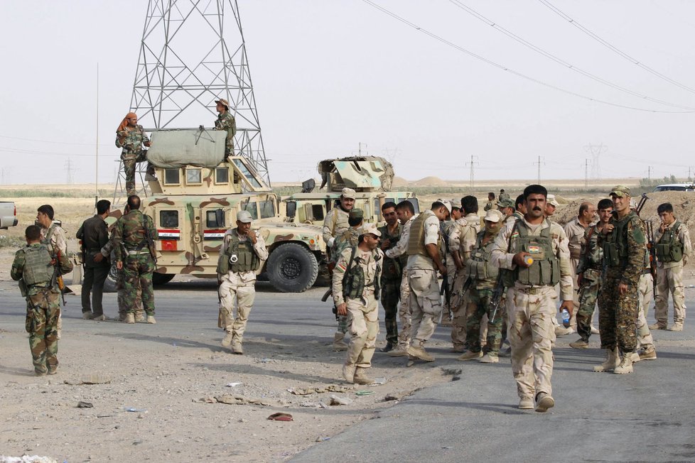 Irácká garda s Kurdy hlídkují na kontrolním stanovišti.