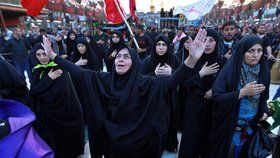 Svatou pouť využili k protestům. Tisíce muslimů v Iráku požadují konec vlády