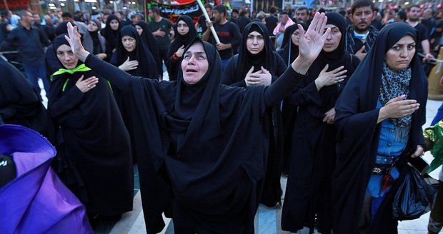Svatou pouť využili k protestům. Tisíce muslimů v Iráku požadují konec vlády