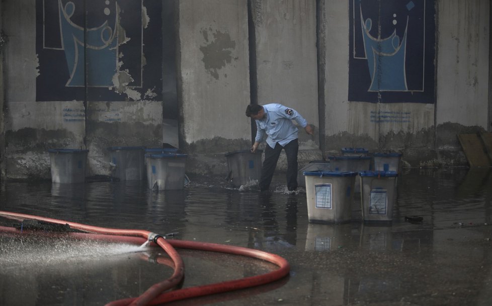 Iráčané po požáru zachraňují, co se dá.