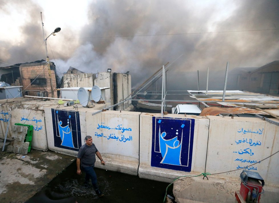 Ze skladu volebních lístků v Bagdádu stále stoupá kouř.