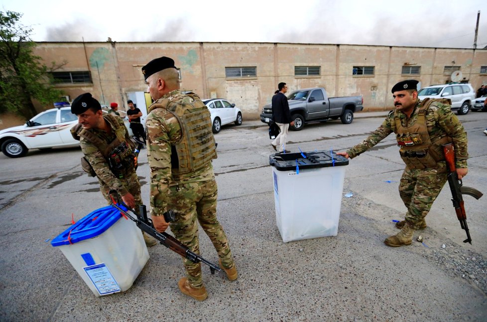 S odnášením volebních lístků z vyhořelého skladu pomáhá irácká armáda.