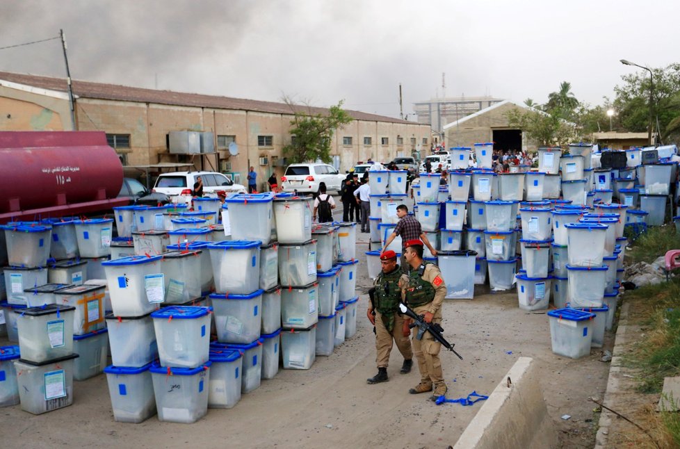 Přeživších uren z požáru iráckého skladu je mnoho.