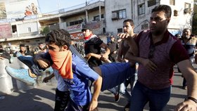 Demonstranti se v Bagdádu střetli s vojáky, platí zákaz vycházení.